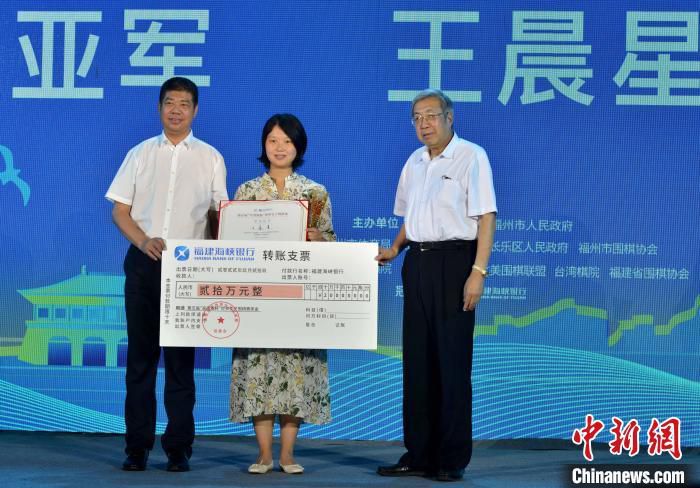 在这里，导演经由过程调琴师的心里独白，镜头的调剂来设置悬念，营建影片的惊悚空气。